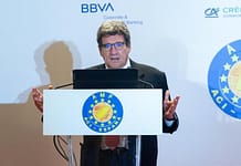 Escrivá advierte de que el fresco impuesto a la banca penaliza el empresa de crédito a pymes y autónomos